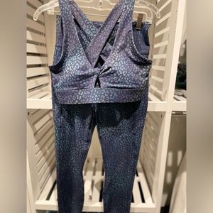 Oasis PureLuxe High-Waisted 7/8 Legging AND Oasis Twist Sports Bra size medium.